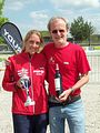 Katrin und der Organisator Jan Heller. Die Weinflasche gab es für den 3. Sieg in Folge  in Krailling.